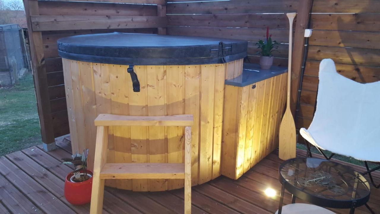 Landhaus La Roulotte Des Amish & Bain Nordique A Remous Jacuzzi