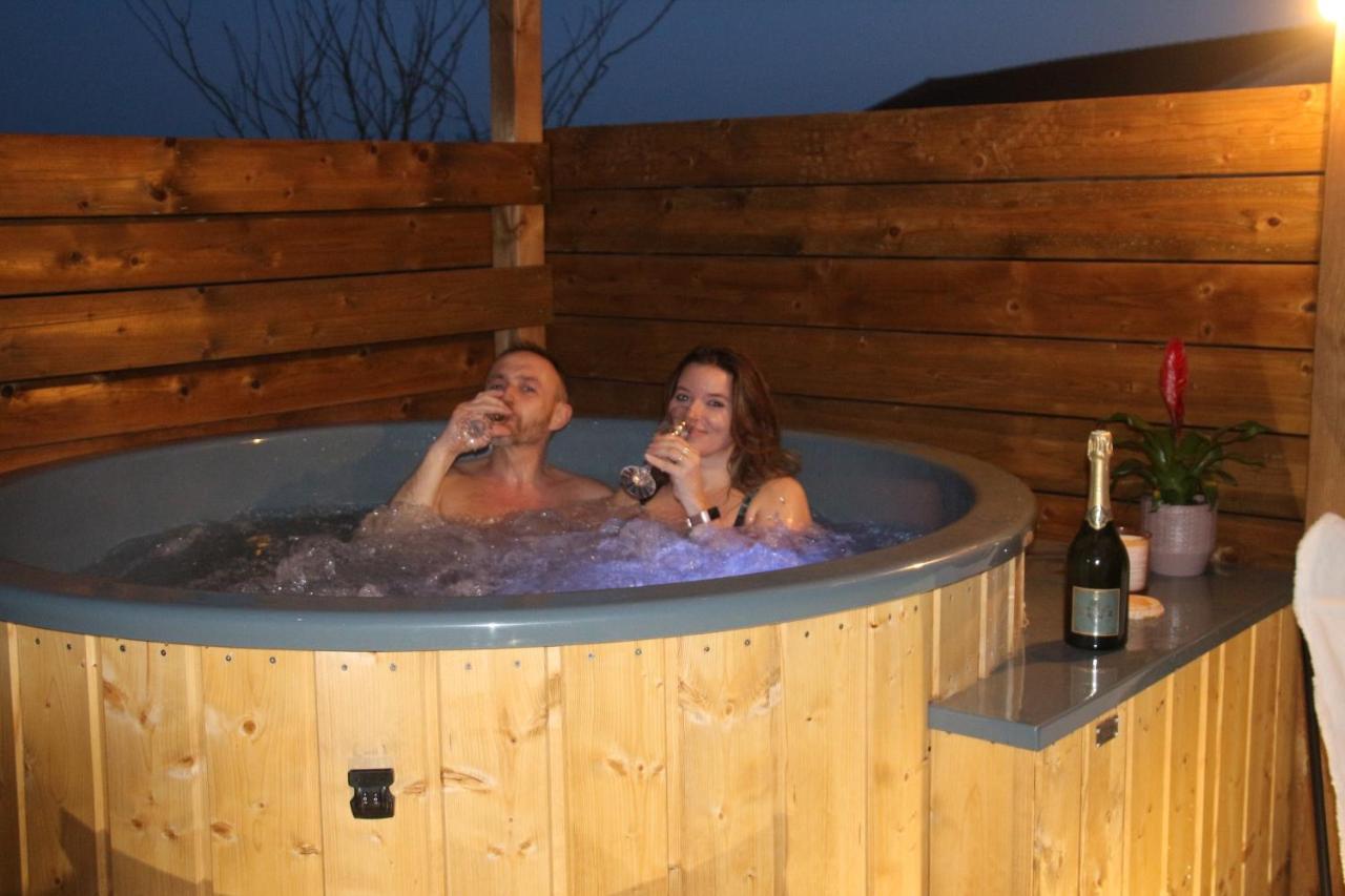 La Roulotte Des Amish & Bain Nordique A Remous Jacuzzi Landhaus